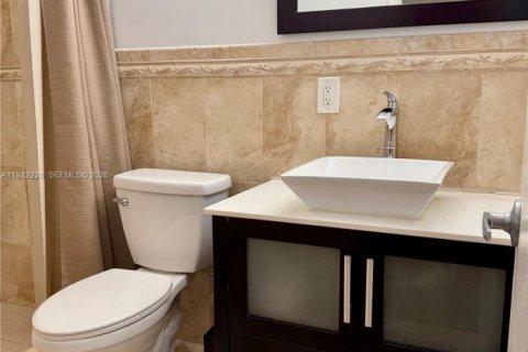 Villa ou maison à louer à Coral Gables, Floride: 3 chambres, 126.9 m2 № 2000063 - photo 15