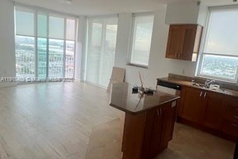 Condo in Hallandale Beach, Florida, 2 bedrooms  № 2018641 - photo 8