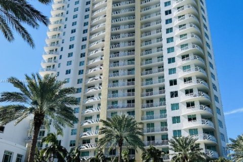 Condo in Hallandale Beach, Florida, 2 bedrooms  № 2018641