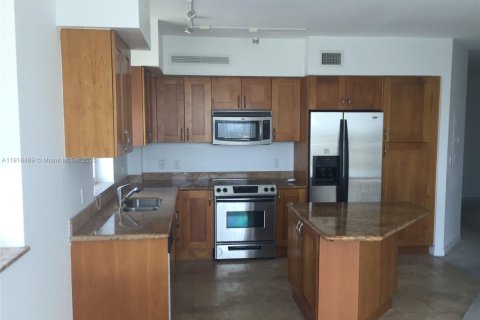 Condo in Hallandale Beach, Florida, 2 bedrooms  № 2018641 - photo 3