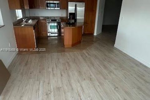 Condo in Hallandale Beach, Florida, 2 bedrooms  № 2018641 - photo 6