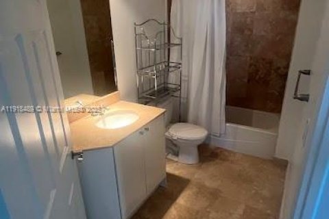 Condo in Hallandale Beach, Florida, 2 bedrooms  № 2018641 - photo 5