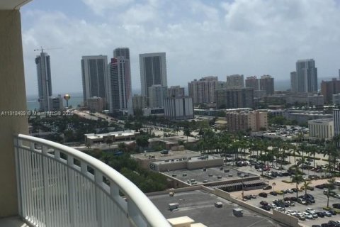 Condo in Hallandale Beach, Florida, 2 bedrooms  № 2018641 - photo 2