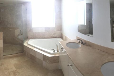 Condo in Hallandale Beach, Florida, 2 bedrooms  № 2018641 - photo 4