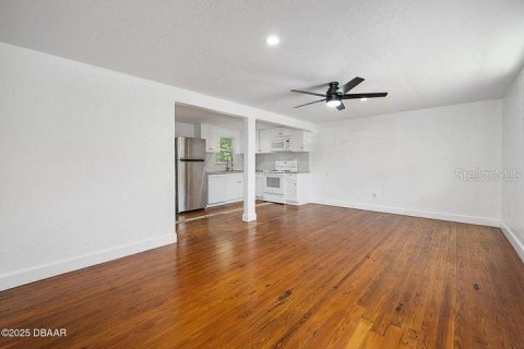 House in Daytona Beach, Florida 2 bedrooms, 70.61 sq.m. № 1894428 - photo 5