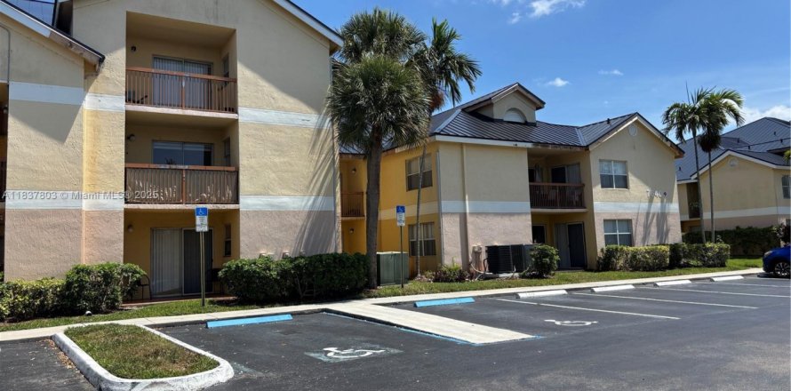 Condo in Tamarac, Florida, 2 bedrooms № 1823563