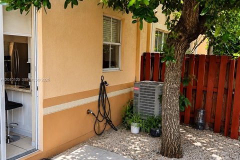 Townhouse in Miami, Florida 3 bedrooms, 148.83 sq.m. № 2086437 - photo 19
