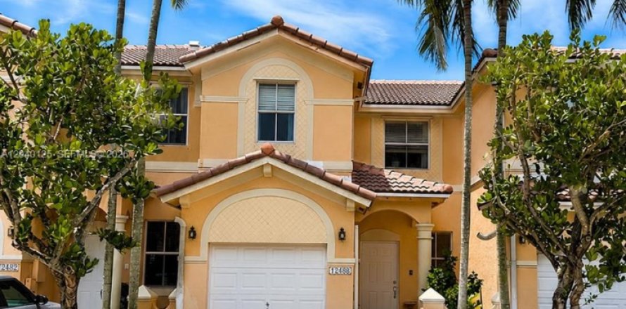Townhouse in Miami, Florida 3 bedrooms, 148.83 sq.m. № 2086437