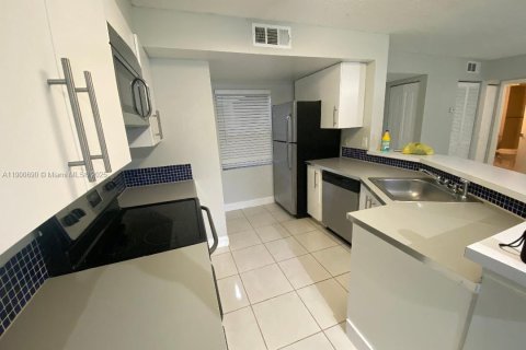 Condominio en alquiler en Sunrise, Florida, 1 dormitorio, 70.05 m2 № 1951980 - foto 5