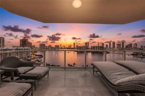 Condominio en Aventura, Florida, 4 dormitorios  № 2029642