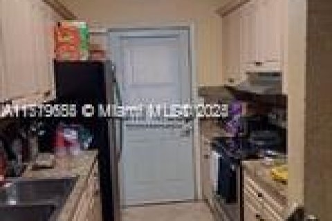 Condo in Miami Gardens, Florida, 2 bedrooms  № 2022917 - photo 3