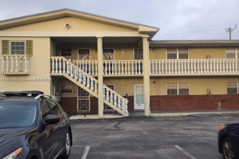 Condo in Miami Gardens, Florida, 2 bedrooms  № 2022917 - photo 1