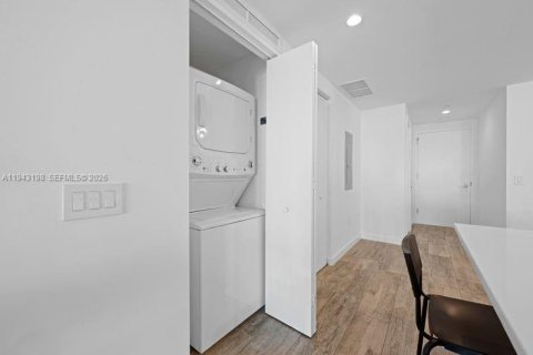 Condo in Miami, Florida, 2 bedrooms  № 2078411 - photo 13