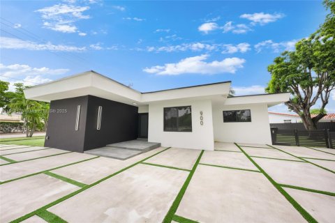 Casa en venta en Miami Springs, Florida, 4 dormitorios, 193.42 m2 № 1779997 - foto 1