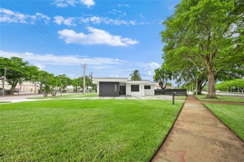 Casa en venta en Miami Springs, Florida, 4 dormitorios, 193.42 m2 № 1779997 - foto 3