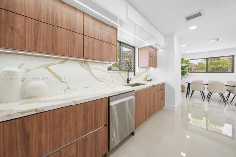 Casa en venta en Miami Springs, Florida, 4 dormitorios, 193.42 m2 № 1779997 - foto 19