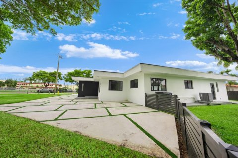 Casa en venta en Miami Springs, Florida, 4 dormitorios, 193.42 m2 № 1779997 - foto 8