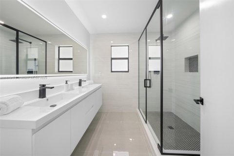 Casa en venta en Miami Springs, Florida, 4 dormitorios, 193.42 m2 № 1779997 - foto 28
