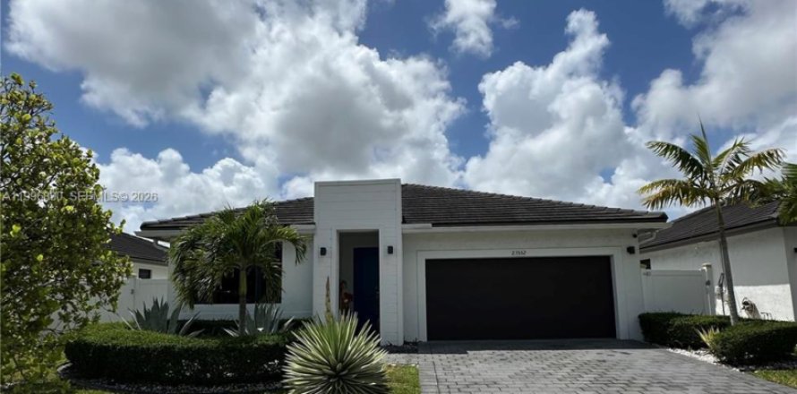 House in Homestead, Florida 3 bedrooms, 166.3 sq.m. № 2058570