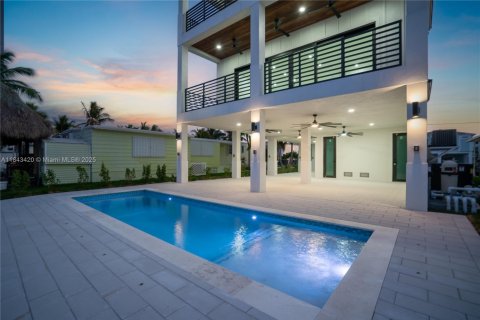 House in Key Largo, Florida 4 bedrooms № 1848316 - photo 1