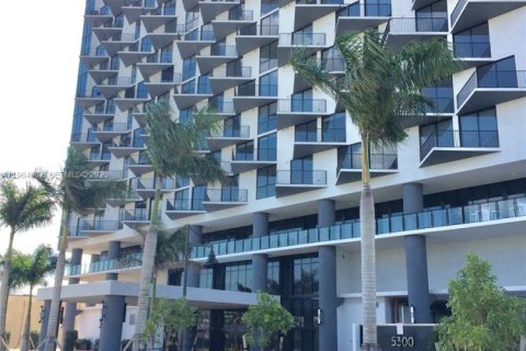 Condo in Doral, Florida, 1 bedroom  № 2026216 - photo 2