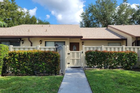 Condo in West Palm Beach, Florida, 2 bedrooms  № 1745830 - photo 1