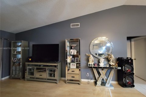 Condo in West Palm Beach, Florida, 2 bedrooms  № 1745830 - photo 17