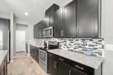 Townhouse in Lutz, Florida 3 bedrooms, 186.08 sq.m. № 2394043 - photo 11