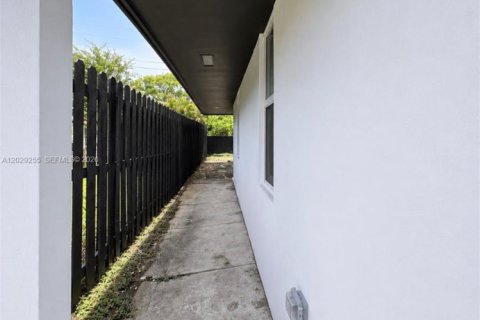 Villa ou maison à louer à Fort Lauderdale, Floride: 3 chambres, 83.8 m2 № 2169398 - photo 14