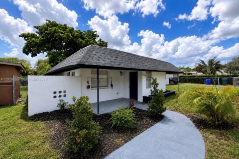 Villa ou maison à louer à Fort Lauderdale, Floride: 3 chambres, 83.8 m2 № 2169398 - photo 2