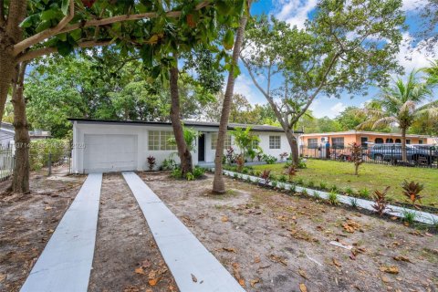 Villa ou maison à vendre à North Miami, Floride: 4 chambres, 153.57 m2 № 1995018 - photo 2