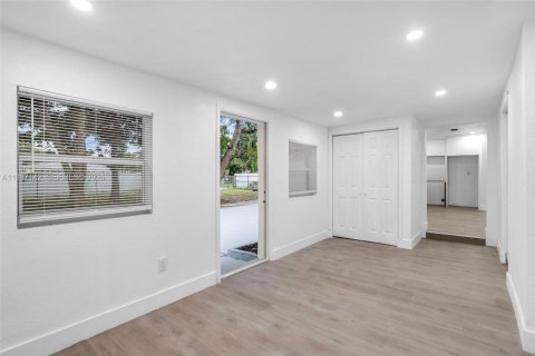 Villa ou maison à vendre à North Miami, Floride: 4 chambres, 153.57 m2 № 1995018 - photo 24