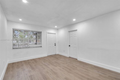 Villa ou maison à vendre à North Miami, Floride: 4 chambres, 153.57 m2 № 1995018 - photo 5