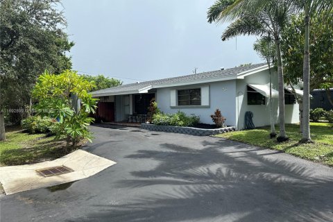 House in Oakland Park, Florida 3 bedrooms, 120.77 sq.m. № 1441502 - photo 1