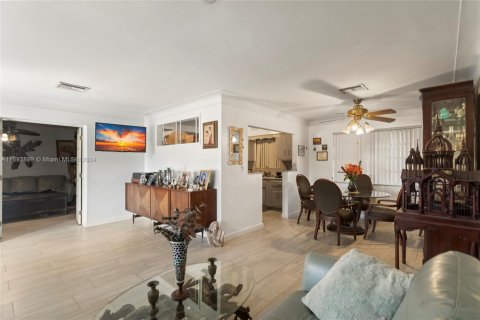House in Oakland Park, Florida 3 bedrooms, 120.77 sq.m. № 1441502 - photo 4