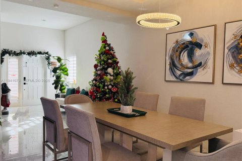 House in Cutler Bay, Florida 3 bedrooms, 174.28 sq.m. № 1998793 - photo 7