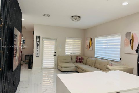 House in Cutler Bay, Florida 3 bedrooms, 174.28 sq.m. № 1998793 - photo 13
