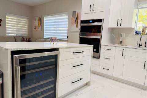 House in Cutler Bay, Florida 3 bedrooms, 174.28 sq.m. № 1998793 - photo 19