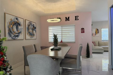 House in Cutler Bay, Florida 3 bedrooms, 174.28 sq.m. № 1998793 - photo 8