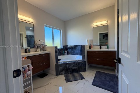 House in Cutler Bay, Florida 3 bedrooms, 174.28 sq.m. № 1998793 - photo 27