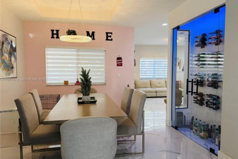House in Cutler Bay, Florida 3 bedrooms, 174.28 sq.m. № 1998793 - photo 9