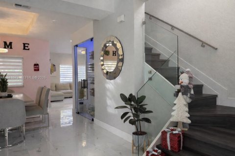 House in Cutler Bay, Florida 3 bedrooms, 174.28 sq.m. № 1998793 - photo 6