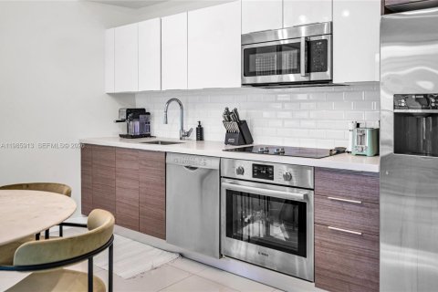 Condo in Miami, Florida, 2 bedrooms  № 2047570 - photo 10