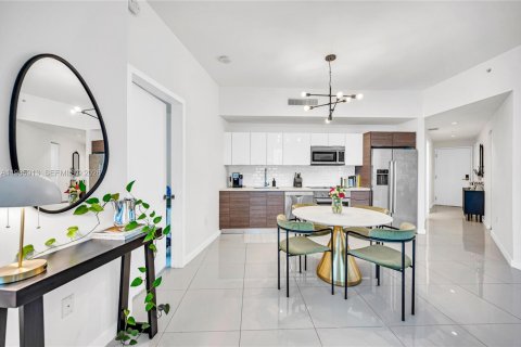 Condo in Miami, Florida, 2 bedrooms  № 2047570 - photo 9