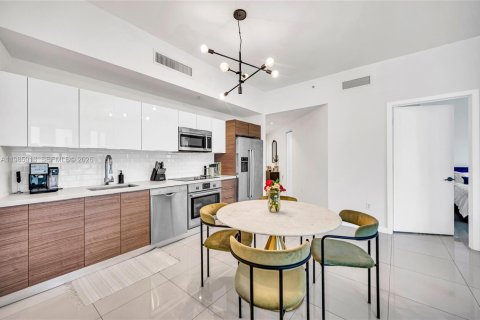 Condo in Miami, Florida, 2 bedrooms  № 2047570 - photo 8