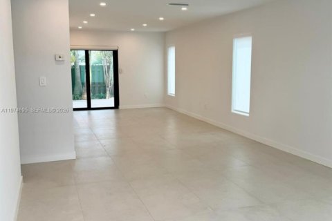 Casa en alquiler en Miami, Florida, 3 dormitorios, 113.81 m2 № 2036269 - foto 4