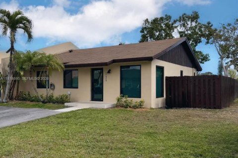 House in Miami, Florida 3 bedrooms, 113.81 sq.m. № 2036269