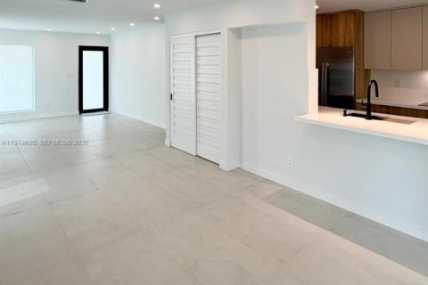 Casa en alquiler en Miami, Florida, 3 dormitorios, 113.81 m2 № 2036269 - foto 6