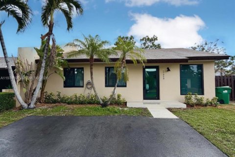 Casa en alquiler en Miami, Florida, 3 dormitorios, 113.81 m2 № 2036269 - foto 2