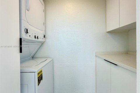 Casa en alquiler en Miami, Florida, 3 dormitorios, 113.81 m2 № 2036269 - foto 19